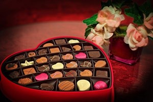 Valentine_Chocolates_with_a_pink_flower_bouquet
